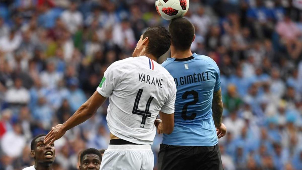Varane, aquí en pugna con Giménez, autor del 1-0 para Francia