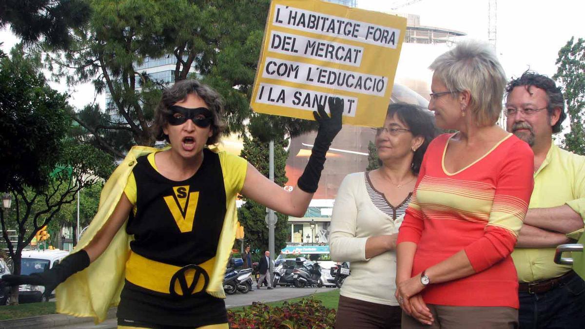 Campaña municipal de 2007. Ada Colau, como Supervivienda, irrumpe en un mitin de Imma Mayol Francesc Macià