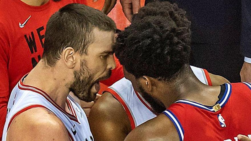 Marc Gasol y Joel Embiid