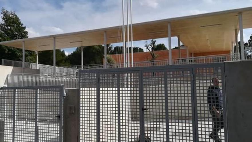 Valla que cierra el nuevo colegio de Náquera, aún por inaugurar.