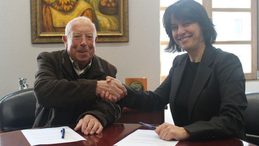 Gonzalo Trujillo y Paula F. Pena, durante la firma.