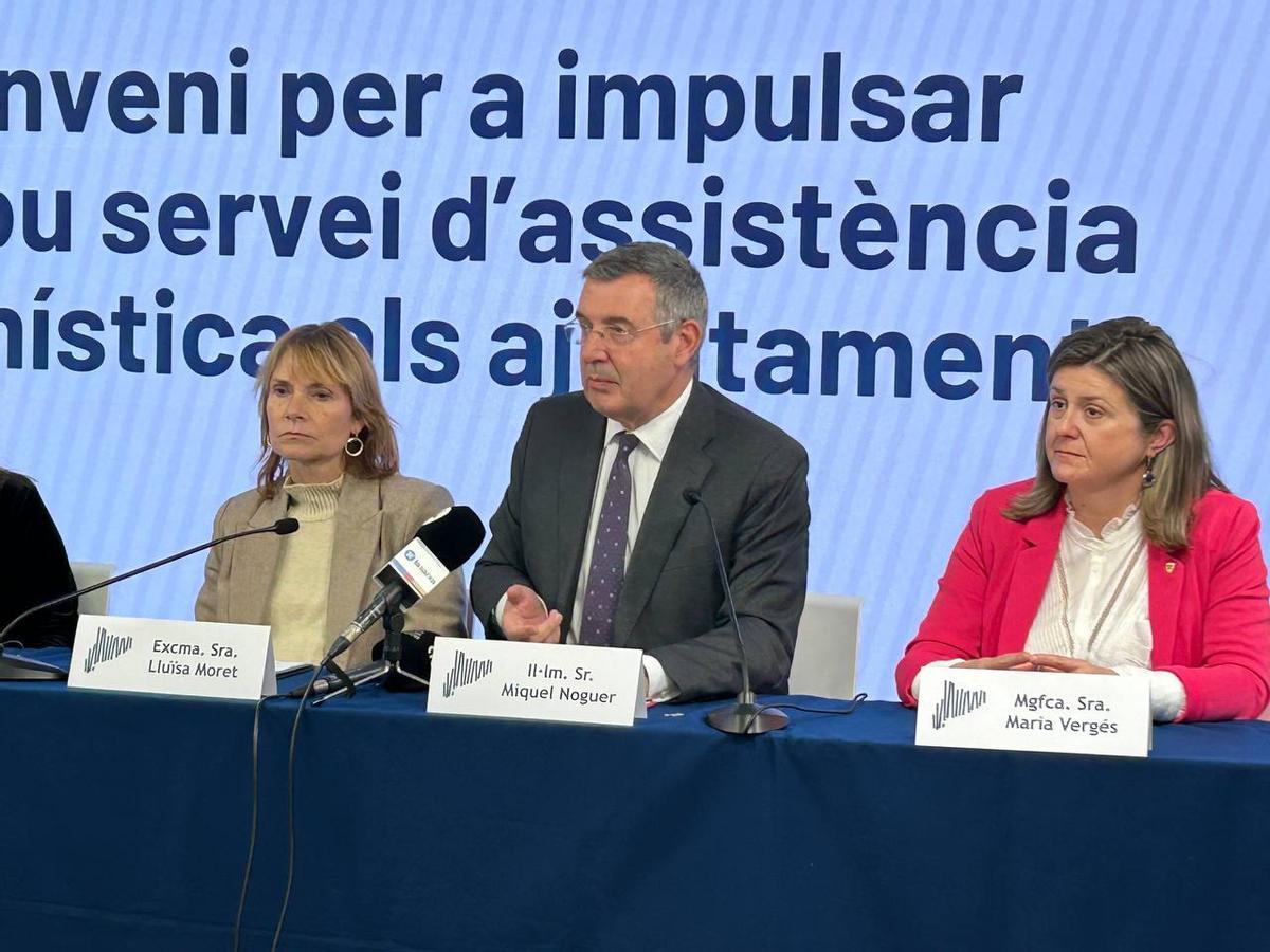 El president de la Diputació, Miquel Noguer, al centre, durant l'acte de signatura