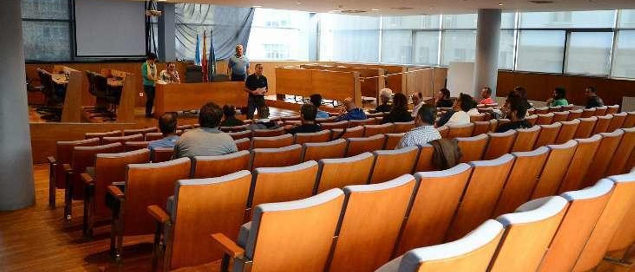 Algunos de los aspirantes presentados ayer al examen. // G.Núñez