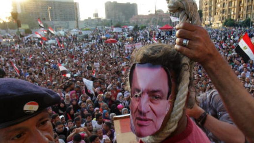 Manifestantes representan el ahorcamiento del expresidente egipcio Hosni Mubarak y gritan consignas contra el exprimer ministro y candidato presidencial Ahmed Shafiq.