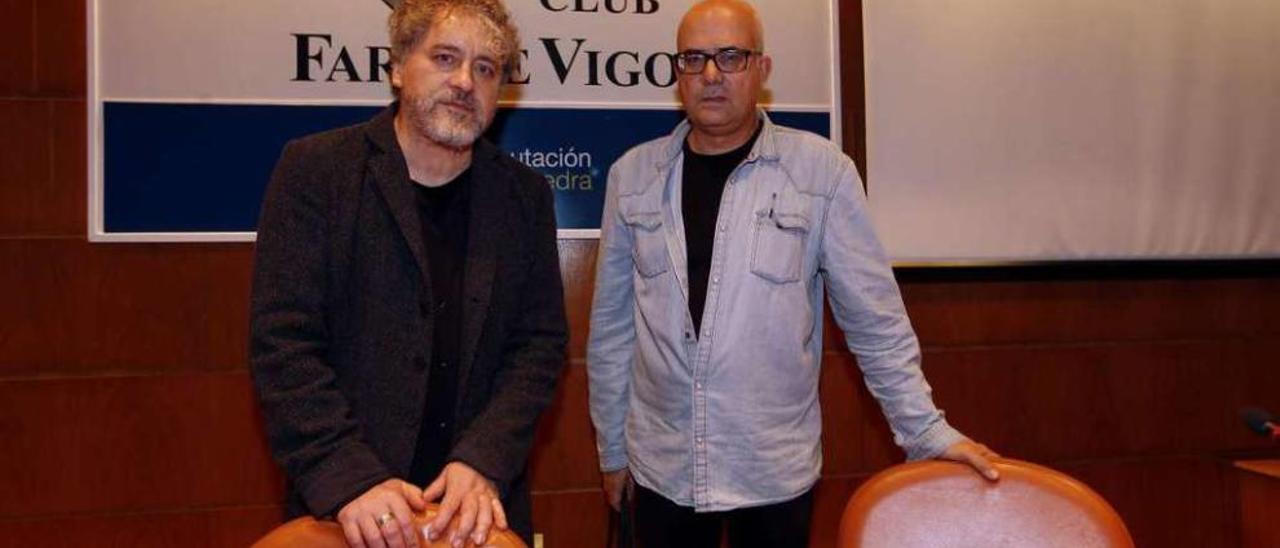 O escritor Manuel Rivas foi presentado polo pintor Antón Patiño (dereita). // Ricardo Grobas