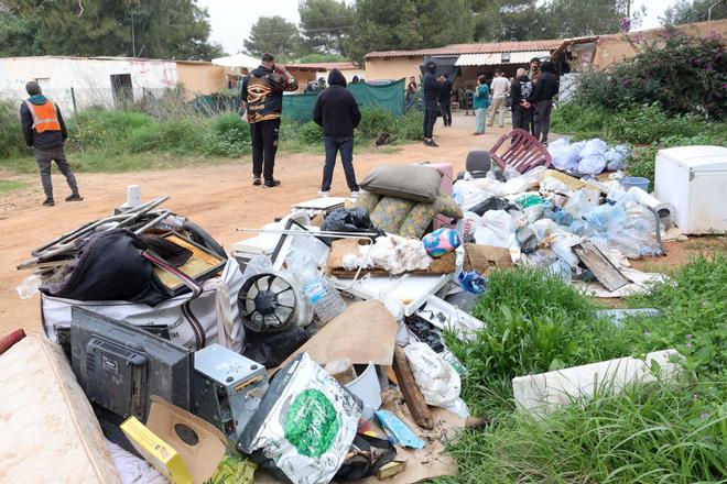 Desalojan a una treintena de personas de un complejo turístico abandonado en Ibiza