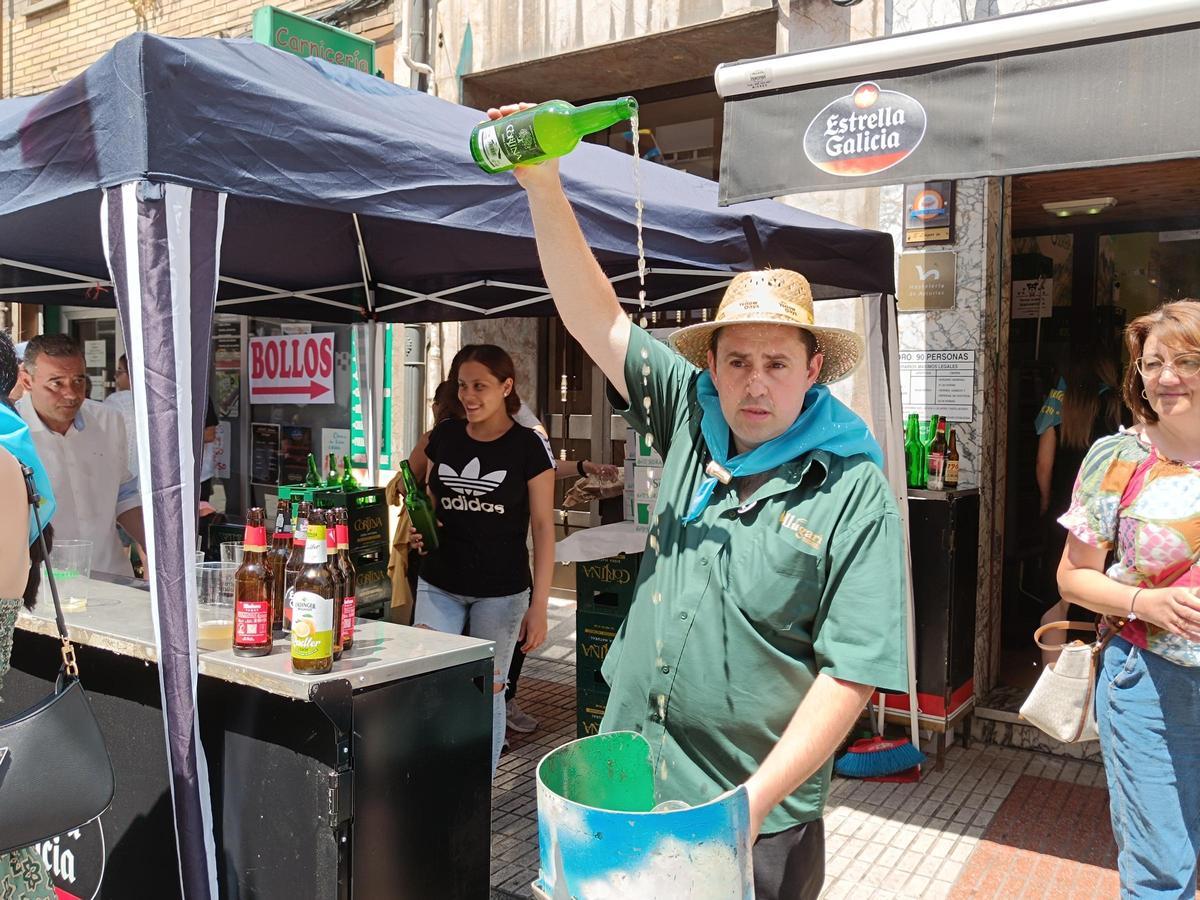Antonio Dapiedade escancia sidra en la comida en la calle de Otero de 2024.
