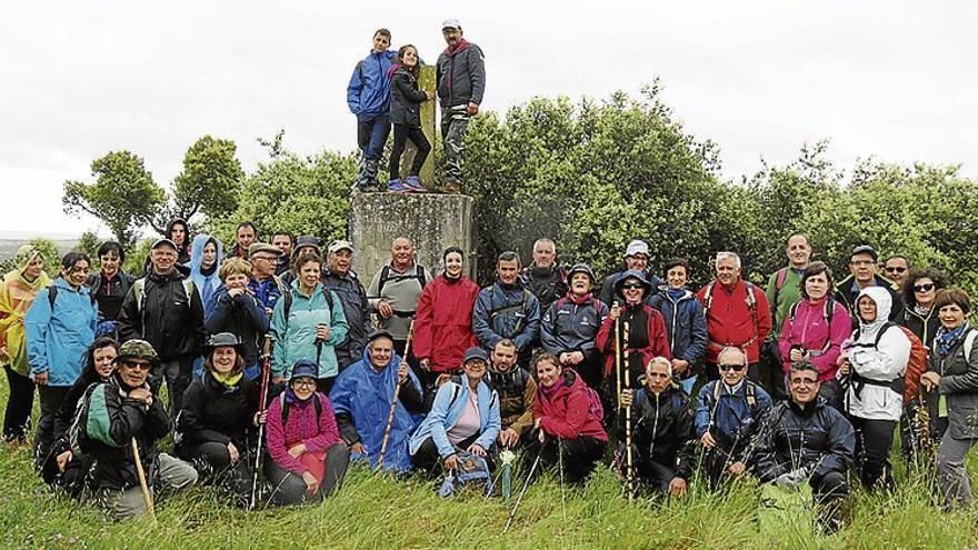 Una ruta congrega a unos 50 senderistas