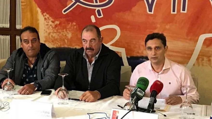 El presidente de Asovino, Jesús Ramos, (en el centro) y el gerente, Eduardo Marcos (derecha).