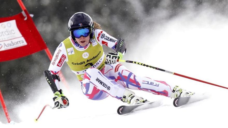 Una esquiadora realitzant un eslàlom a Grandvalira