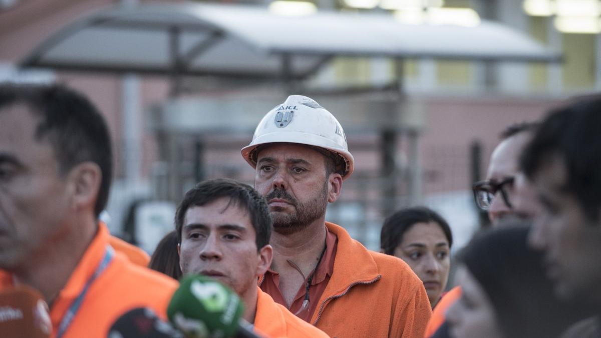 Miners reunits a l’exterior de la mina de Cabanasses, a Súria, el dia de l’accident mortal