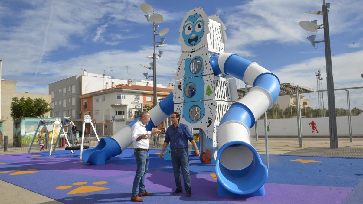 El alcalde, Wences Alós (i) y el edil José María Andrés visitaron el parque.