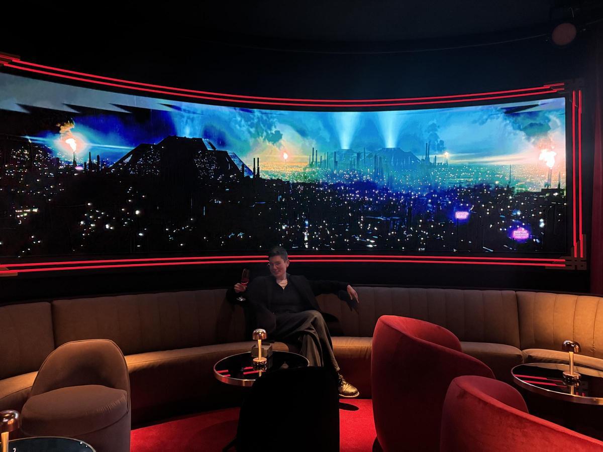 La sala más noble del nuevo Phenomena, con una ventana a Los Ángeles de 'Blade Runner'.