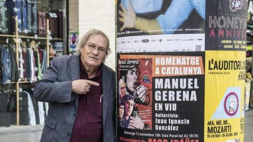 El cantautor Manuel Gerena posa con un cartel de uno de sus últimos conciertos este mes. | JUAN MIGUEL MORALES