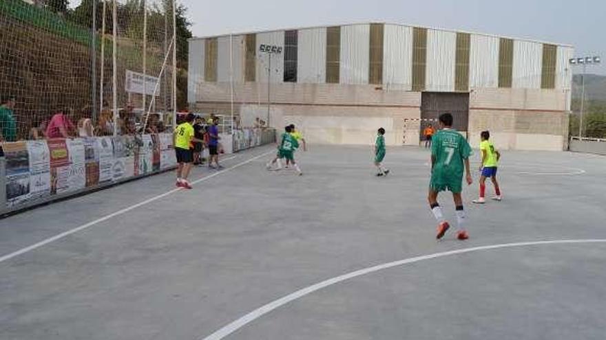 Un grupo de niños juega en la pista de El Puente.