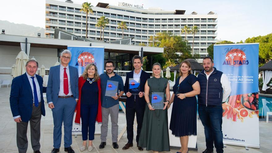 Los nuevos socios de honor del Marbella All Stars reciben los diplomas que acreditan su condición.