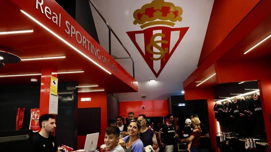 La nueva camiseta del Sporting desata la ilusión con colas desde su primer día a la venta: