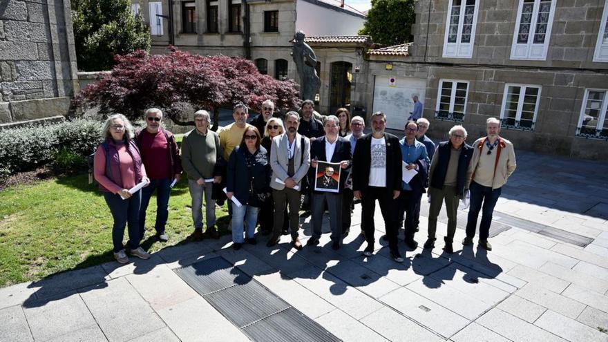 Representantes das entidades participantes, ante a estatua de Castelao.