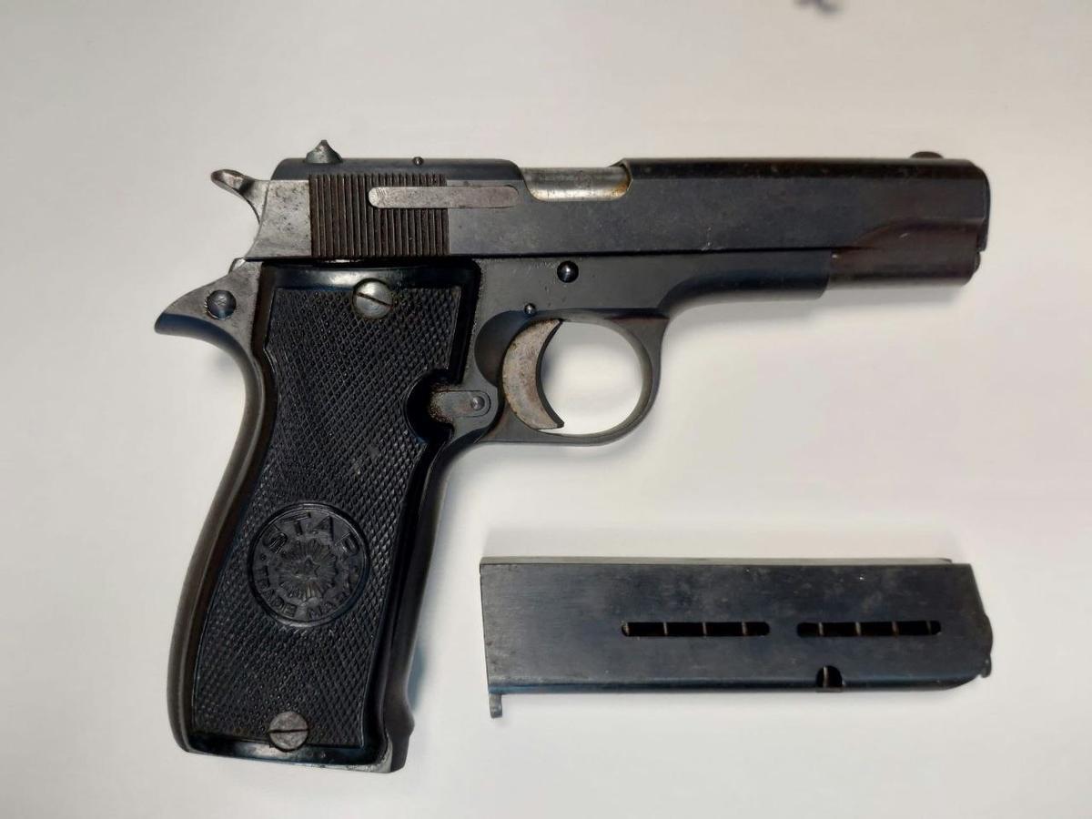 La pistola que els agents van trobar en poder d'un dels detinguts