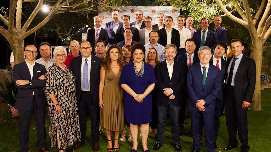 Foto de familia de los economistas que han celebrado sus 25 años de profesión