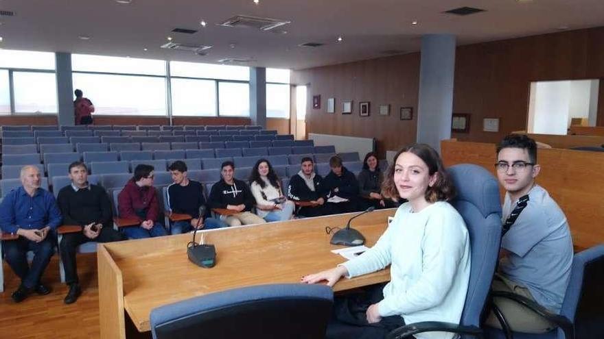 Escolares del IES María Soliño y de Rodeira, en la presentación de la jornada. // Gonzalo Núñez