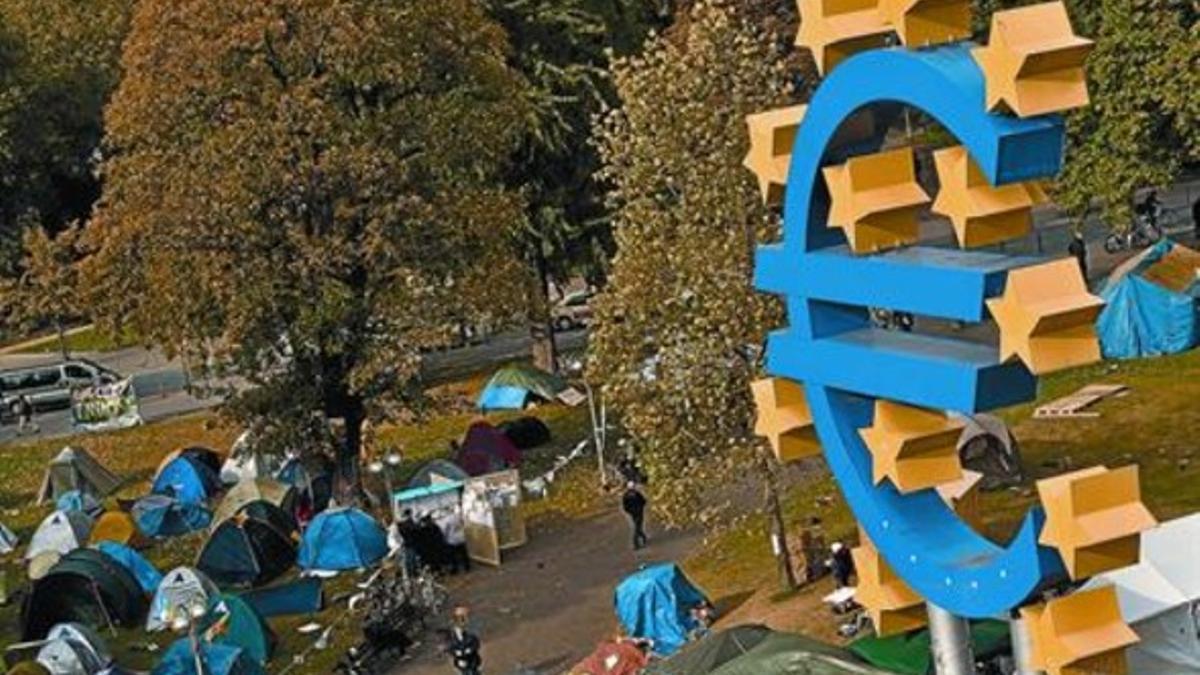 Manifestantes acampados ante la sede del BCE, en Fráncfort.