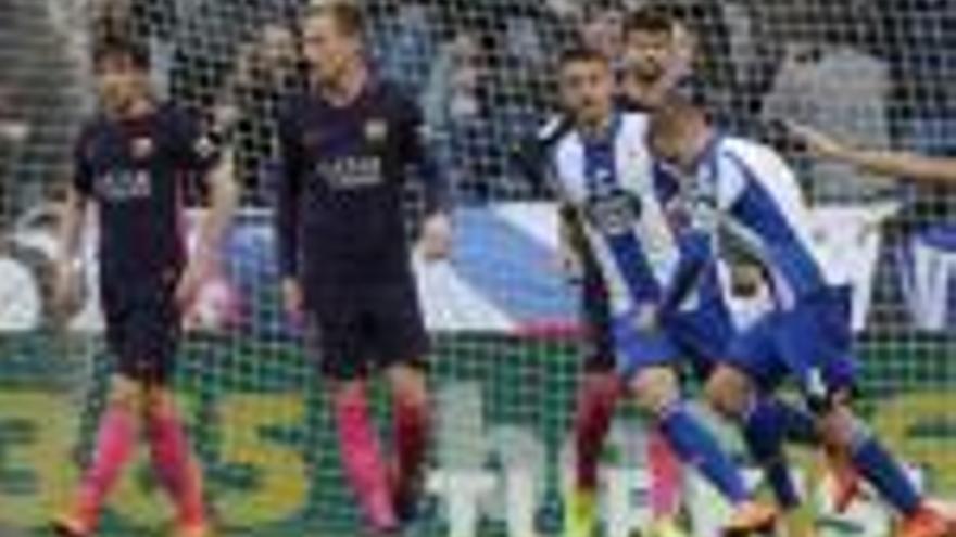Sergi Roberto i Ivan Rakitic reaccionen davant del gol d&#039;Álex Bergantiños, del Deportivo.