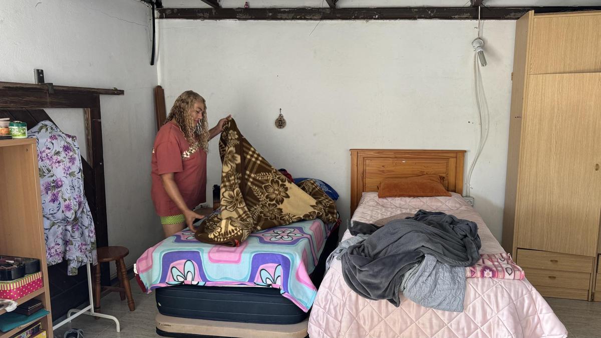 María Eugenia Aristazábal, este jueves, en el interior de una de las construcciones de Club del Rey, en Costa Teguise