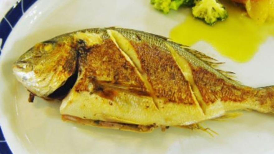 Dorada a la marinera amb fruits secs picats