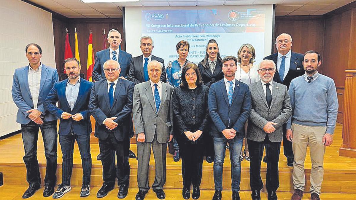 María Dolores García, presidenta de la UCAM (c.), en el homenaje a José Luis Mendoza con el que se clausuró el Congreso.