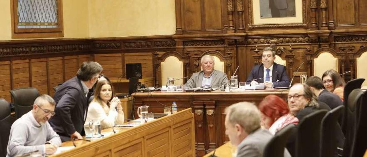 Esteban Aparicio, en el centro, preside una de las reuniones de la comisión especial sobre el &quot;caso Enredadera&quot;. A su lado, el secretario del Ayuntamiento, Miguel Ángel de Diego.