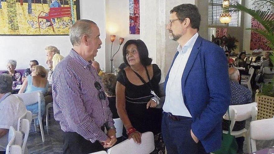 María Antonia Rabanillo conversa con José Luis Bermúdez (izquierda).