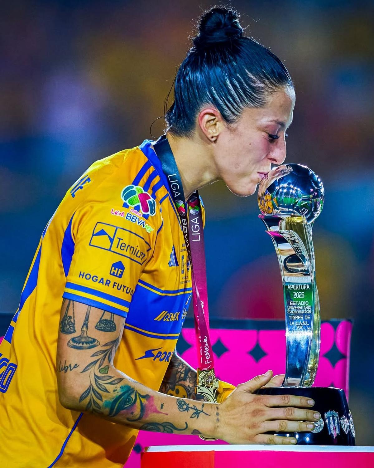 Jenni Hermoso con el trofeo de campeona de México