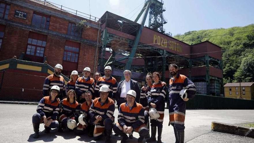 Carlos Paniceres y Gregorio Rabanal, en el centro, con los miembros del comité ejecutivo de la Cámara de Comercio de Oviedo, ayer, en el pozo Sotón de Hunosa.