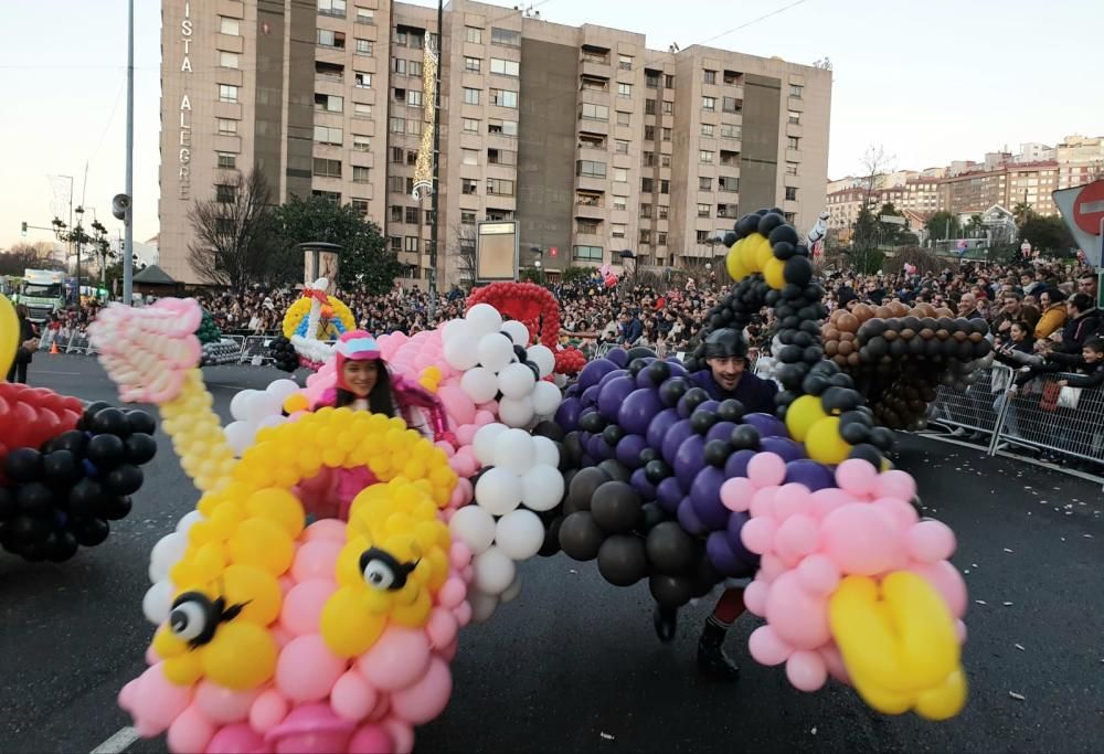 Miles de niños y niñas disfrutan junto a sus familias del desfile récord de la ciudad olívica. Melchor, Gaspar y Baltasar lanzaron caramelos desde sus carrozas.