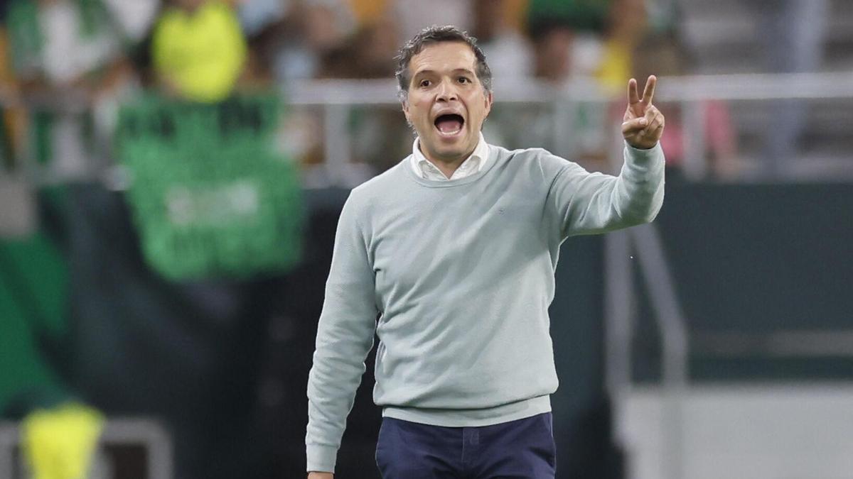 Luís Castro, técnico del Levante, en el partido de la jornada 38 de LaLiga contra el Betis en La Cartuja