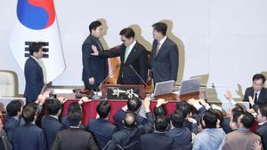 El Parlament de Corea del Sud vota destituir el president en funcions