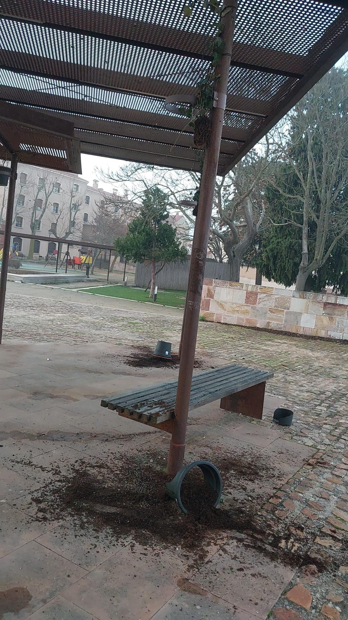 Jardineras rotas en San Martín