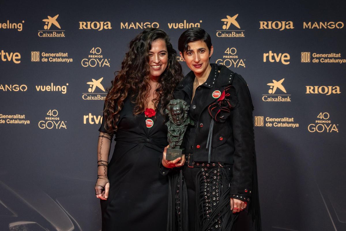 Sílvia Pérez Cruz i Alba Flores amb el Goya a Millor cançó original.