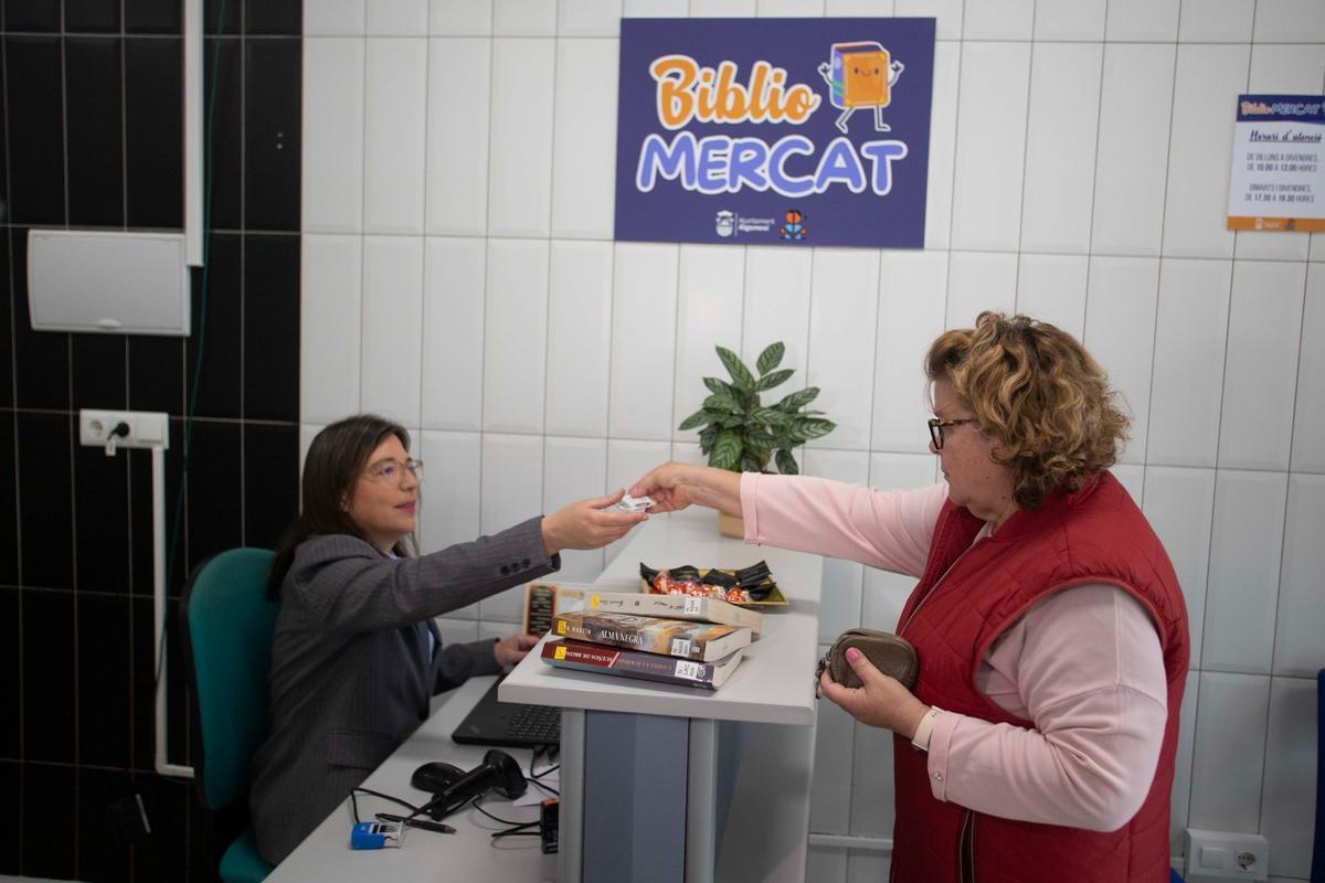 Primeros préstamos y devoluciones en "Bibliomercat".