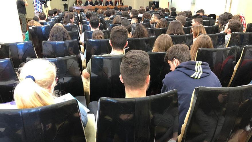 El consejero de Presidencia, ayer en una conferencia ante el alumnado del tercer curso de Económicas y Empresariales de la UMA.