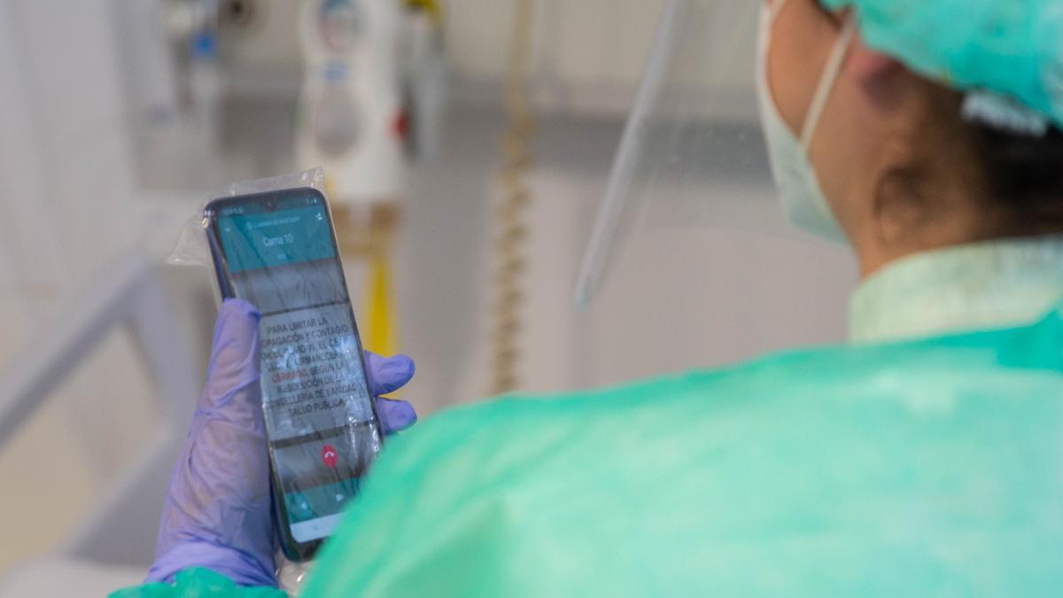 Una sanitaria utiliza el sistema virtual que permite agilizar el seguimiento a pacientes en el Hospital del Vinalopó