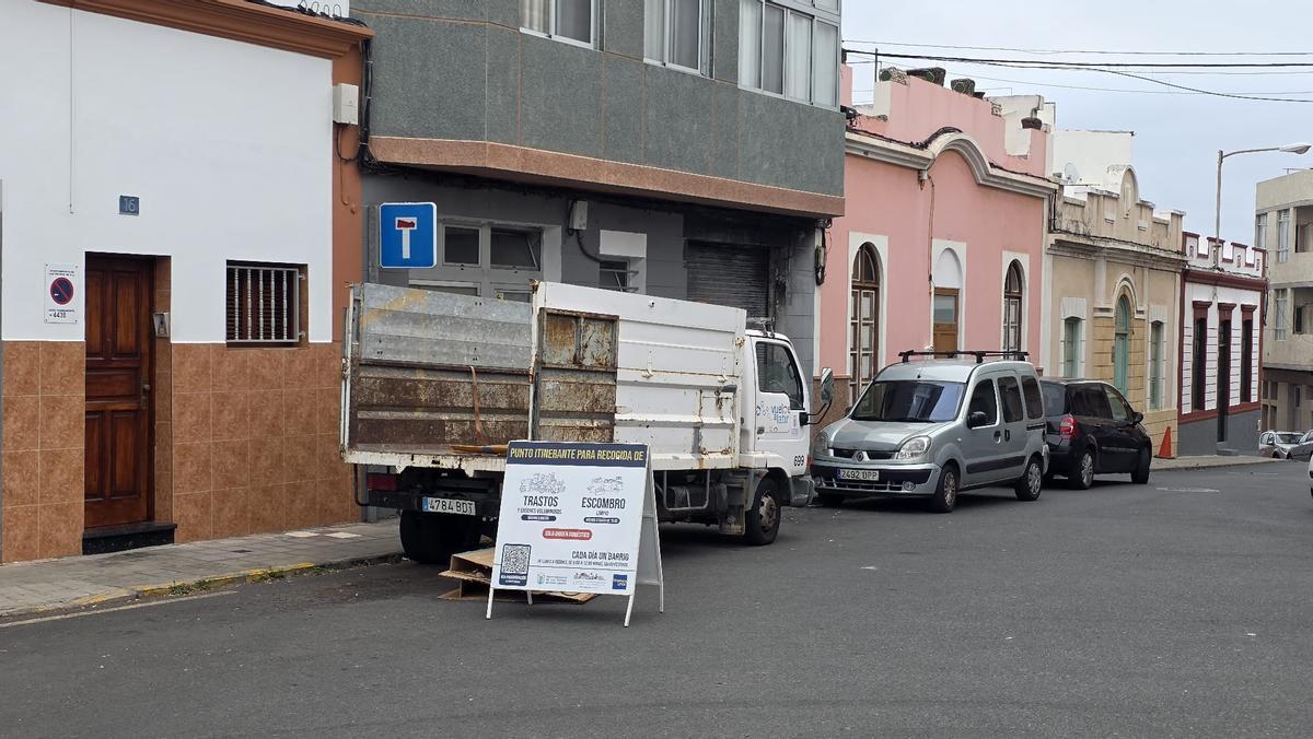 El punto de acopio transitorio de trastos, enseres y escombros en Lomo Apolinario.