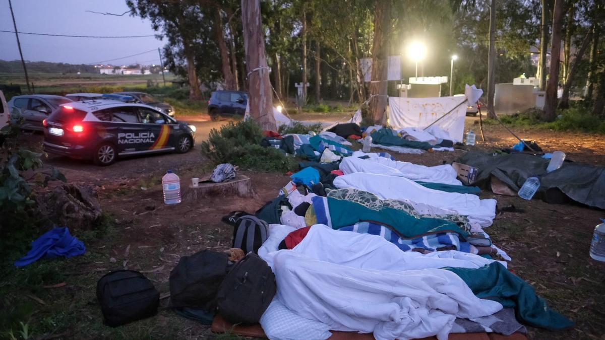 Unos 40 inmigrantes vuelven a dormir a la intemperie en Las Raíces