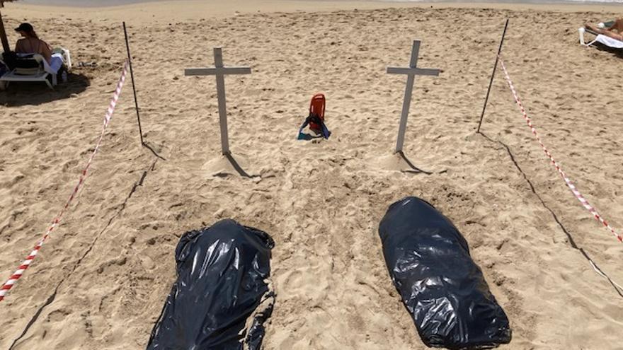 Die Leichensäcke und Kreuze am Strand von Can Pere Antoni.