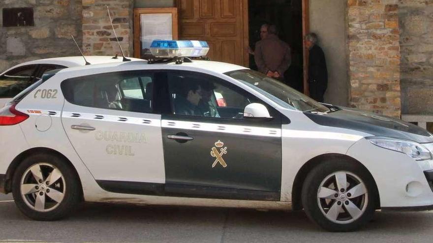 La Guardia Civil llega a uno de los pueblos azotados por los robos.