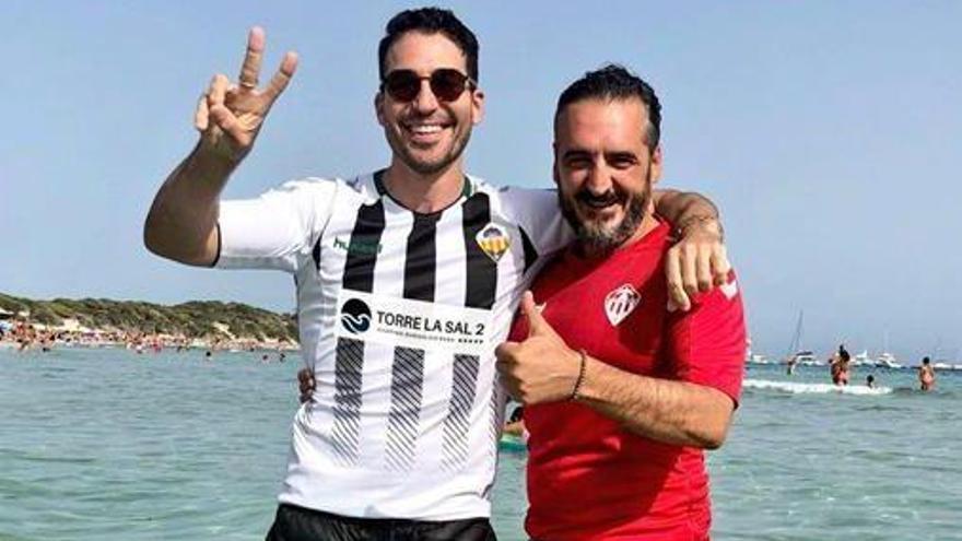 Miguel Ángel Silvestre luce la nueva camiseta albinegra