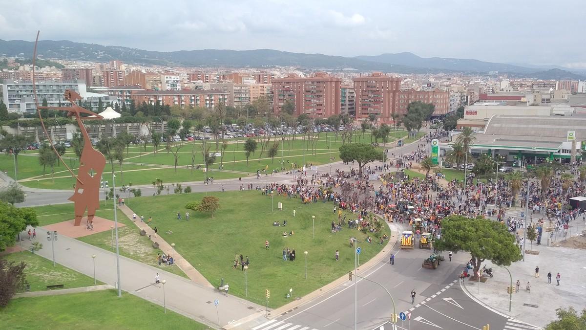 Vista de la concentració que ha tingut lloc als voltants de la Porta Laietana de Mataró un cop finalitzada la manifestació pel centre de la ciutat.