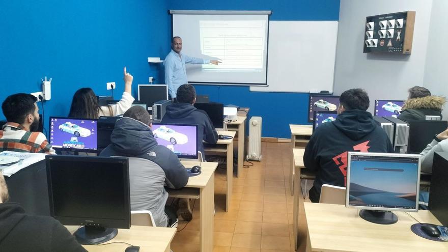 El vicepresidente de la Asociación de Autoescuelas en A Coruña, Jesús Cernadas, imparte un curso de recuperación de puntos. | J. C.