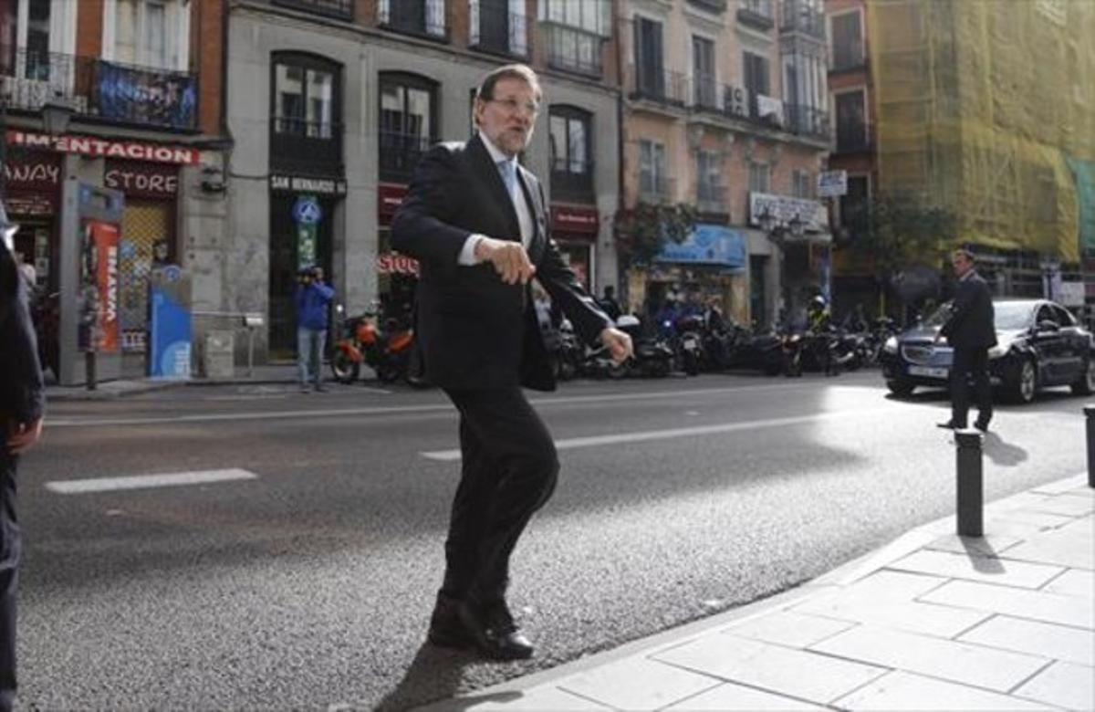 El presidente del Gobierno, Mariano Rajoy, ayer, acudiendo a inaugurar la nueva oficina para recuperar lo expoliado por la corrupcion.